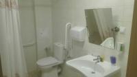 Łazienka w pokoju dla niepełnosprawnych